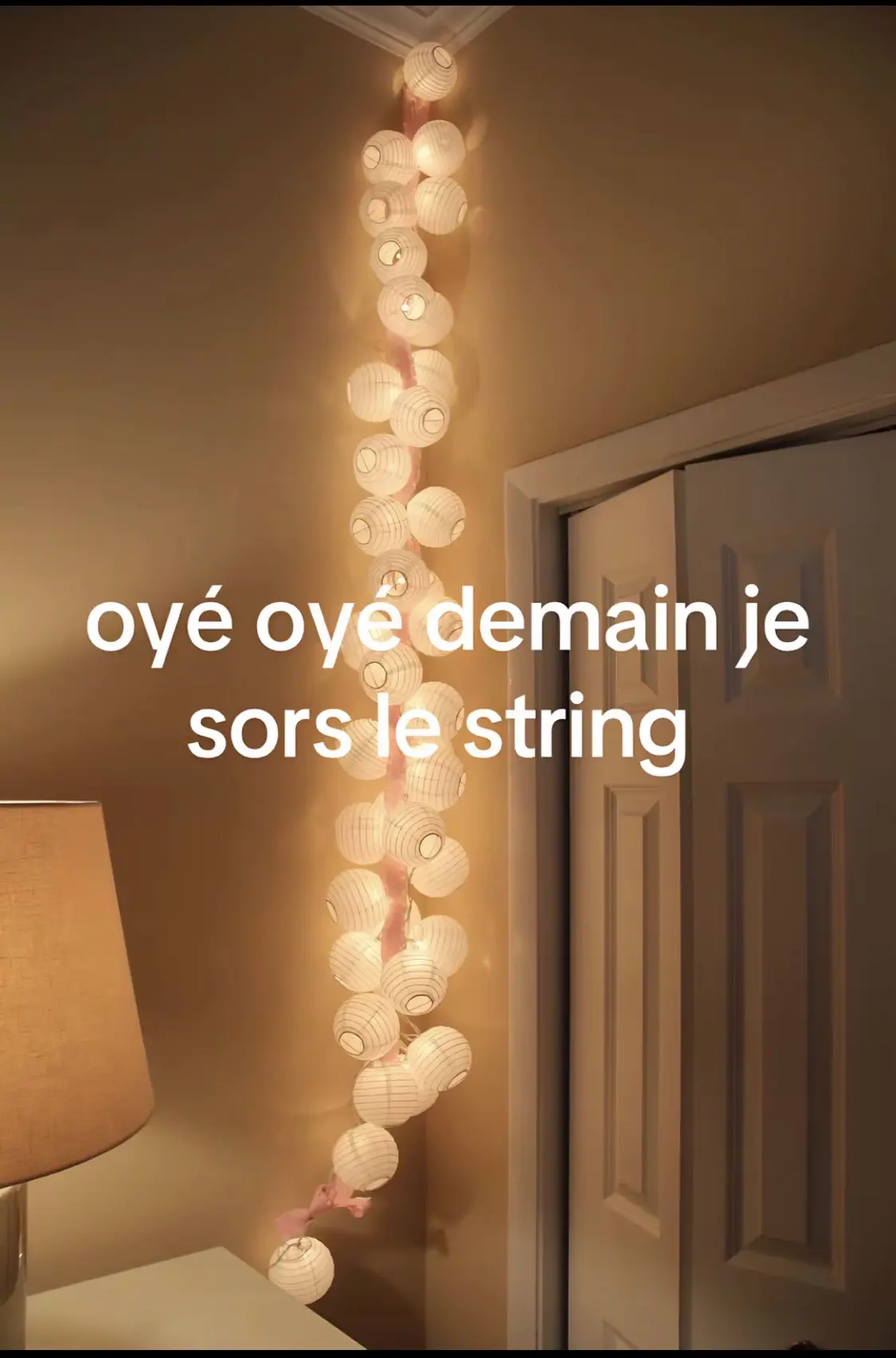 une chambre et le texte oyé oyé demain je sors le string 