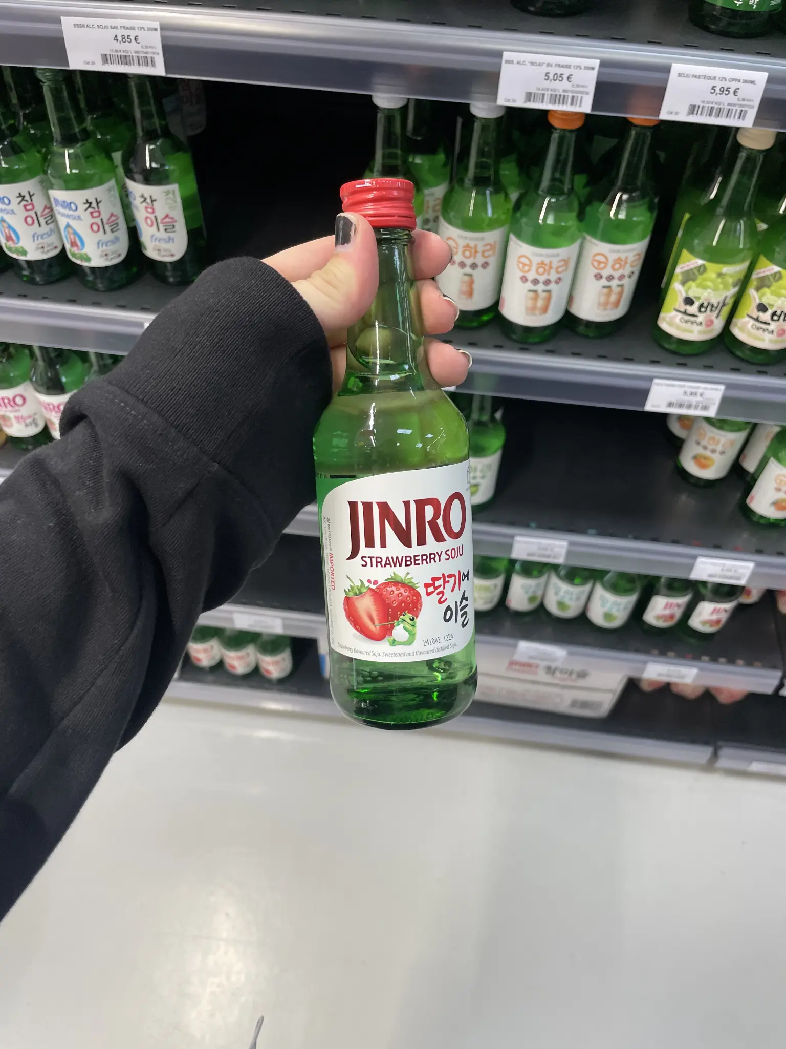 une boisson Jinro à la fraise 