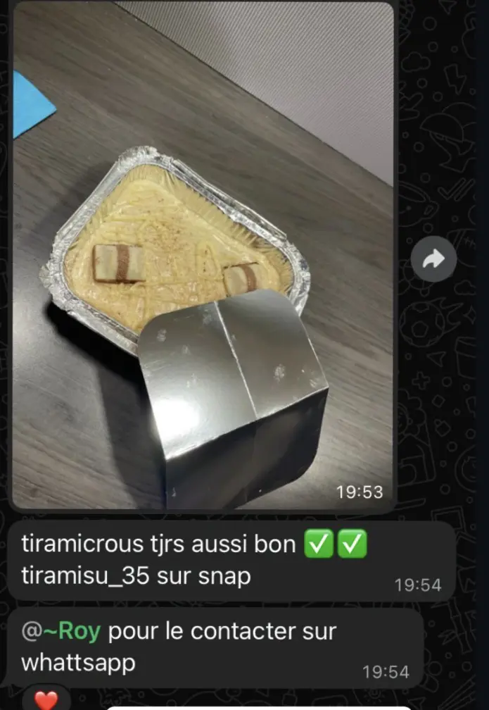 une conversation, ou quelqu’un montre un tiramisu avec un kinder Bueno qui flotte, et le fond on dirait un mélange bizarre avec une trace de crème (? J’arrive pas à identifier)