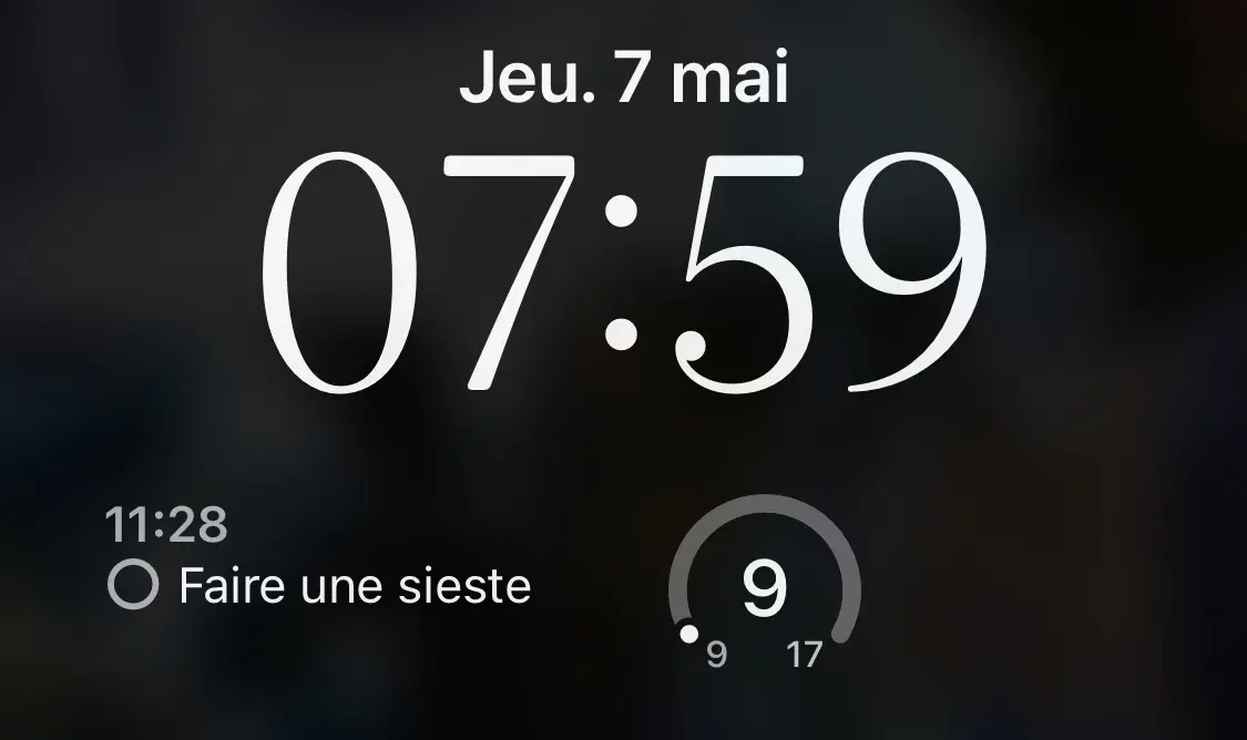 un écran d’accueil avec une horloge affichant 7h59 et une liste en dessous avec comme rappels « faire une sieste » à 11h29